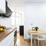 Home2book Design Black & White Cruz Apartman